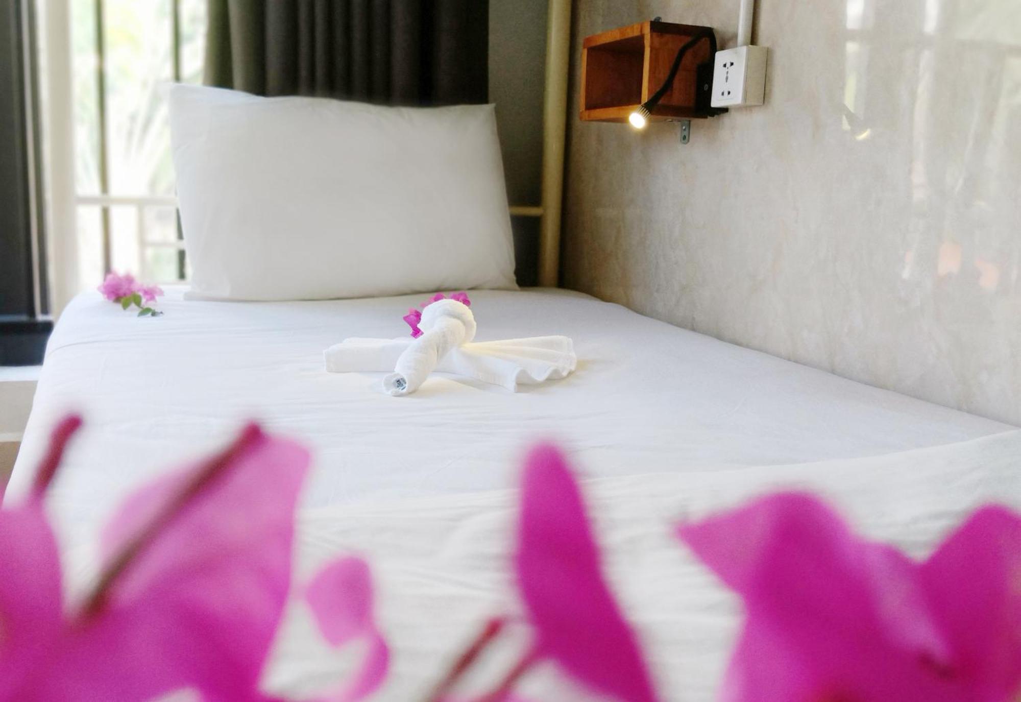 Bed Station Hostel & Pool Bar Hoi An " Former Sunflower" Bagian luar foto